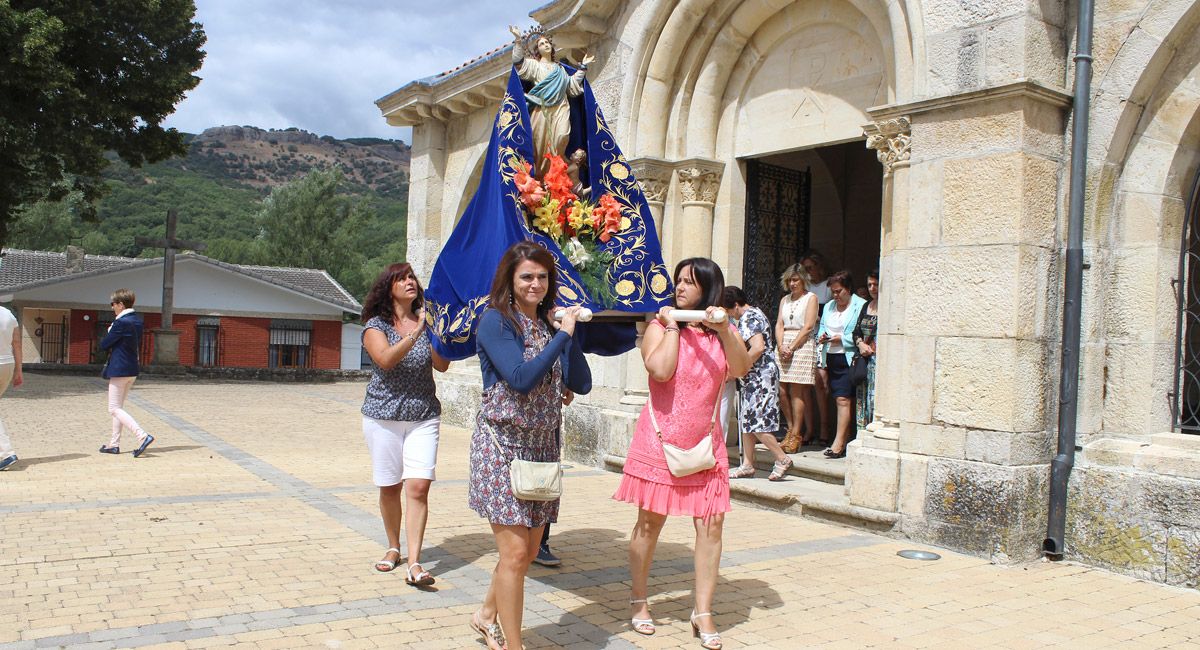 Unas jóvenes portan a Nuestra Señora de la Asunción en Vegaquemada. | A. HURTADO