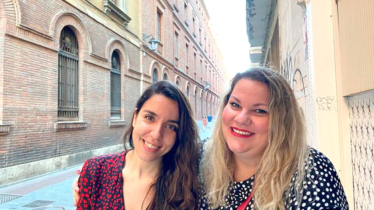 Carmen Arteaga y Mª Eugenia Matesanz, autoras de la novela ‘La banda sonora de Vera’. | AULA MAGNA