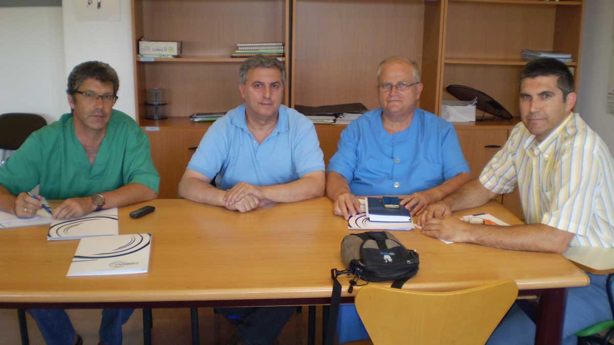Juan Carlos Fernández-Tejerina (segundo derecha) con colegas de Ovejero y del Hospital Clínico Veterinario. | D.A.