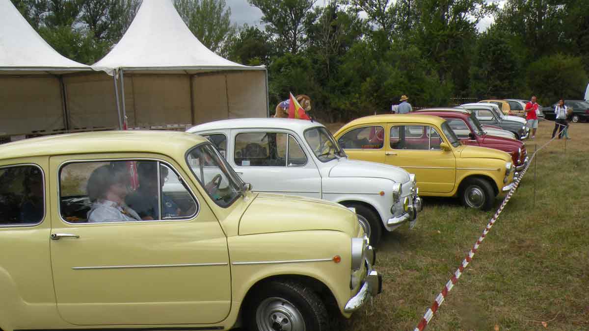 La cita incluyó este sábado una concentración de Seat 600. | ESTEFANÍA NIÑO