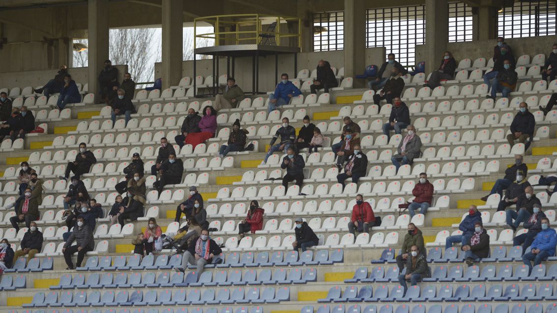 La afición de la Cultural, en las gradas del Reino en un partido de esta temporada. | MAURICIO PEÑA