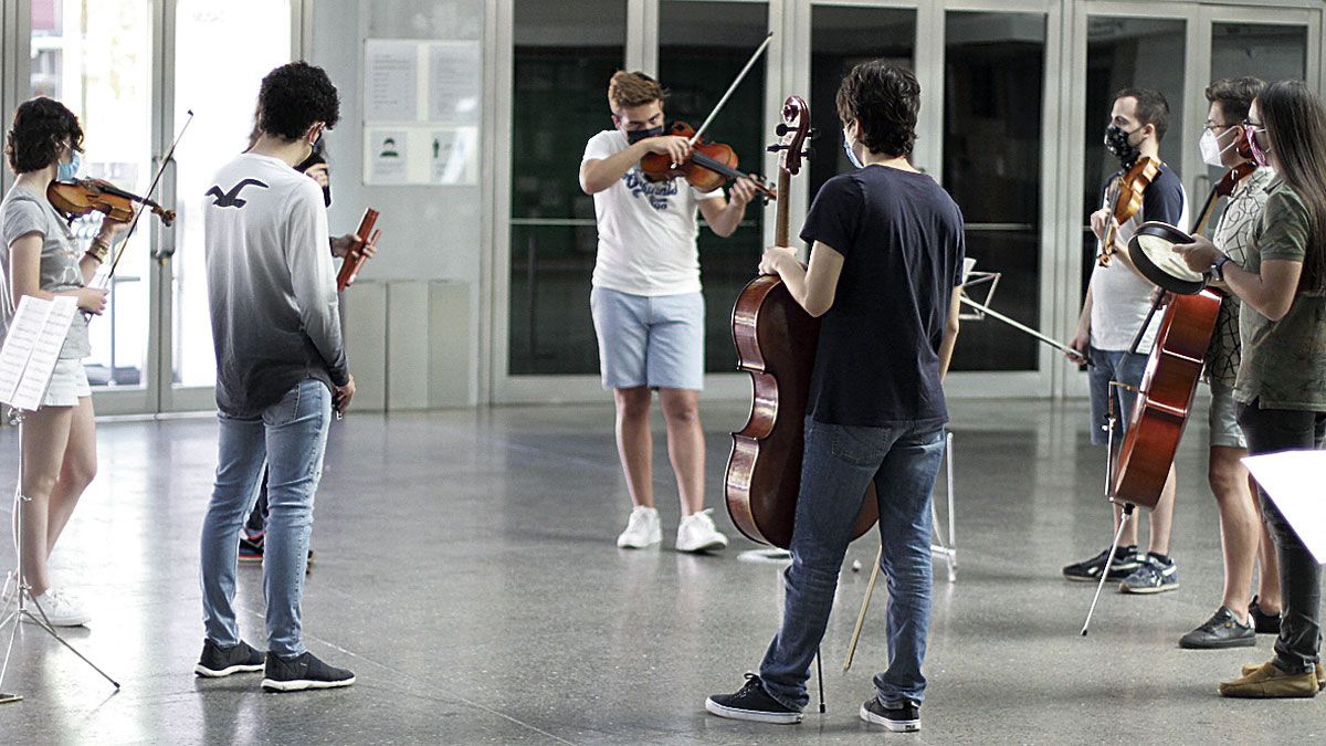 Componentes de la Orquesta JJMM-ULE en una de sus intervenciones en el Musac con la pieza ‘Transbordo espacial’ de Arrizabalaga.