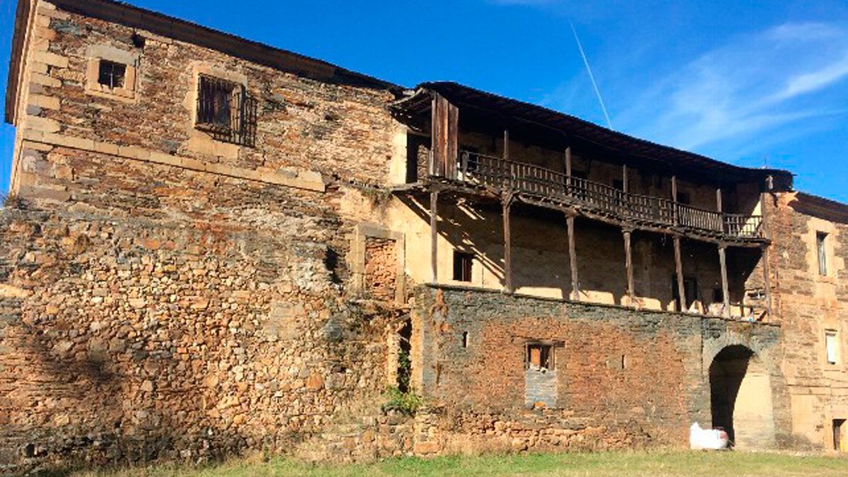 Las obras se están centrando en la casa parroquial.  | AYTO. VEGA