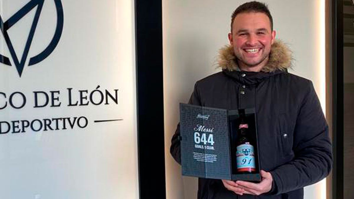 Diego Calzado, en el Olímpico con la botella conmemorativa en las manos.