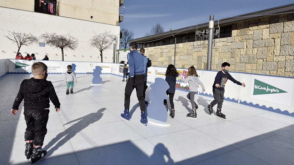 La pista de hielo ya funciona a pleno rendimiento y son muchos los niños y no tan niños que se acercan cada día a disfrutar de esta diversión. | SAÚL ARÉN