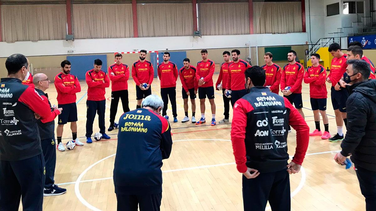 Marchán y Jaime, junto al resto de internacionales en la primera sesión de la selección española. | RFEB