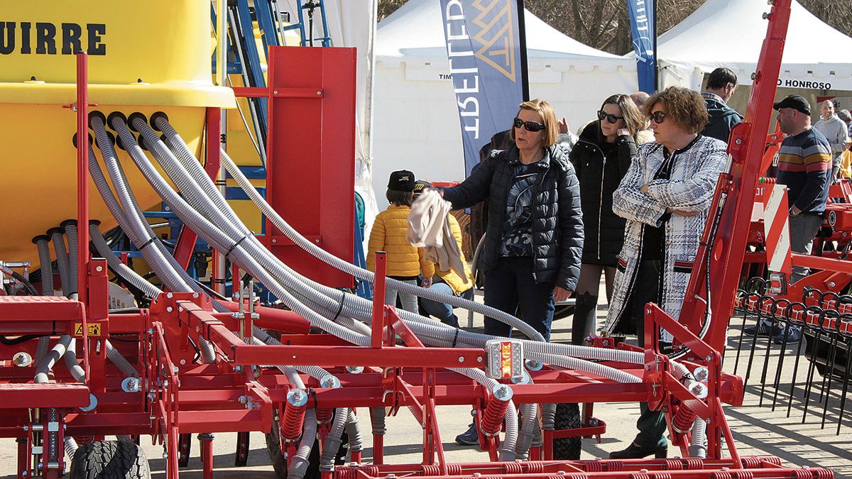Sembradora expuesta en la Feria de Febrero de Valencia de Don Juan. | T.G.
