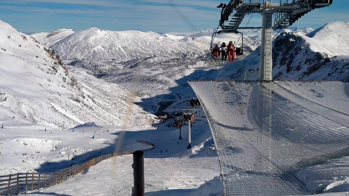 Estación de esquí de San Isidro este sábado. | JESÚS MATA