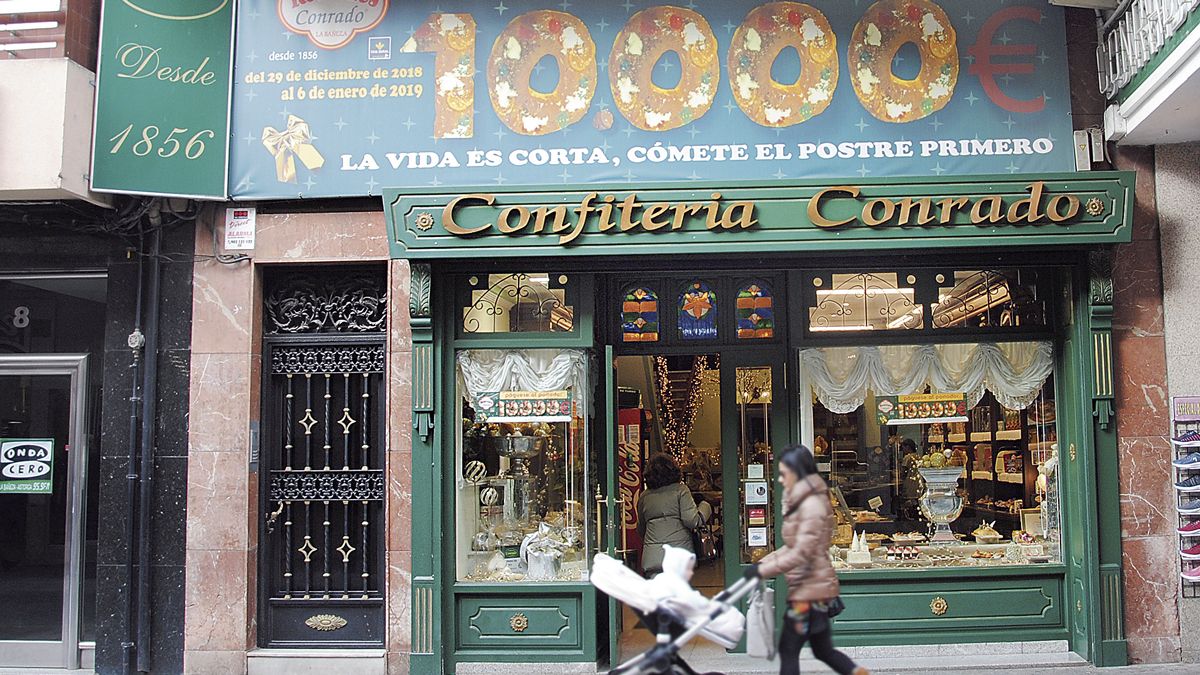 Exterior de la Confitería Conrado de La Bañeza. | ABAJO Exterior de la Confitería Conrado de La Bañeza. | ABAJO