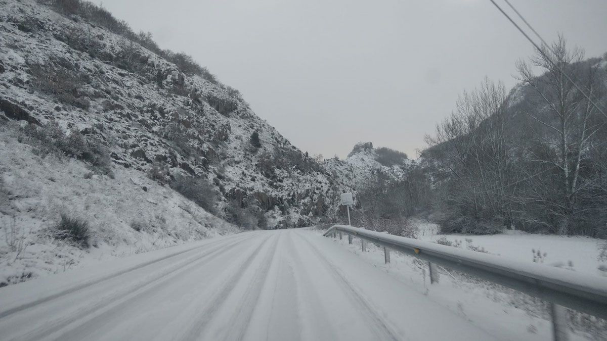 La carretera del puerto de Aralla este lunes. | E.N.