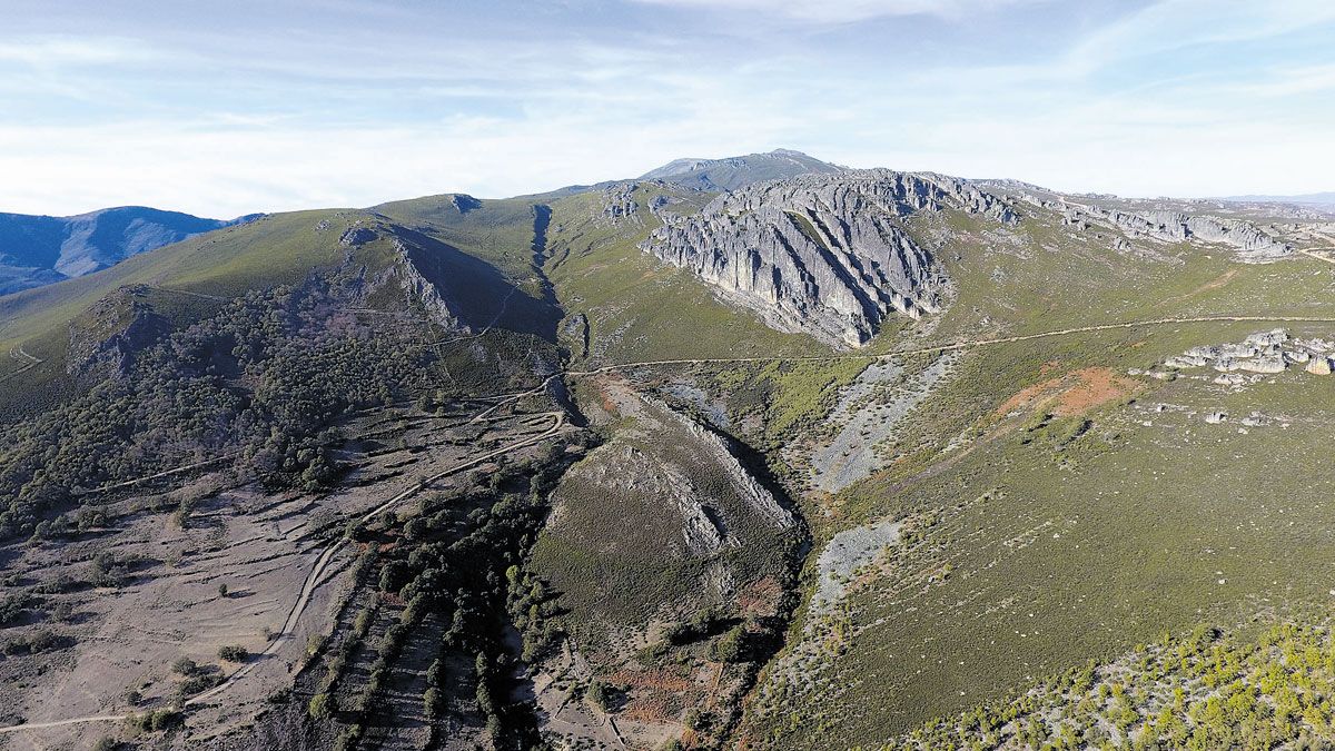 Gran pliegue de roca de Valteleno, en la que aún se distinguen las labores romanas en la cabecera del río Molinos (al fondo). |  JAVIER FERNÁNDEZ LOZANO