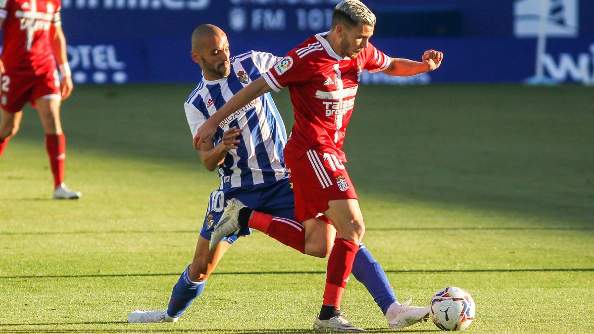 Yuri trata de arrebatarle el balón a Gallar durante el Ponferradina - Cartagena. | IRINA RH