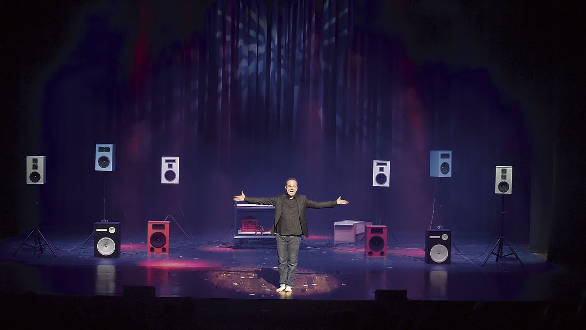 El alemán Topes es además de mago un músico que dota de ritmo sus grandes ilusiones. | SAÚL ARÉN