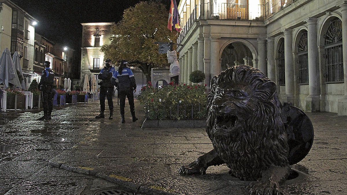 Control nocturno de la Policía Local de León. | PEIO GARCÍA (ICAL)