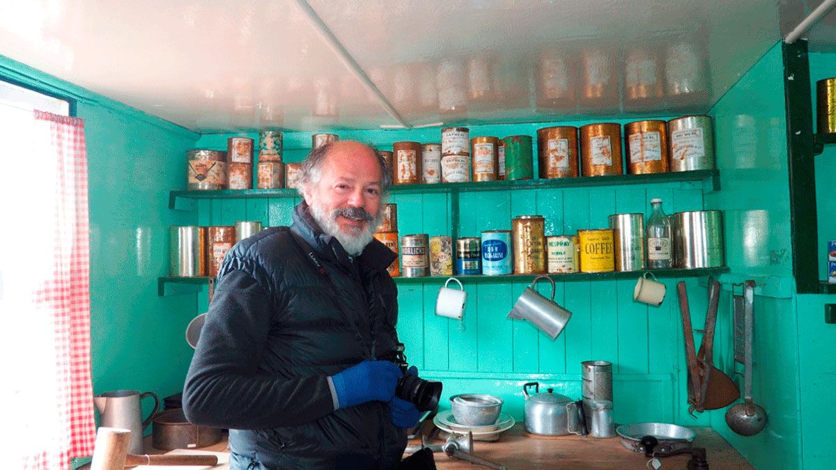 El escritor berciano Valentín Carrera durante la expedición a la Antártida.