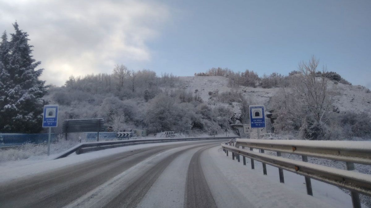 Estado de la N-630 a primera hora de la mañana de este martes a la altura de Pola de Gordón. | ESTEFANÍA NIÑO