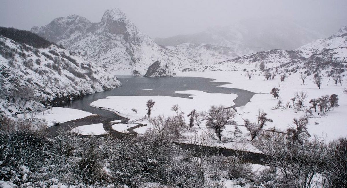 Imagen de Vegamián tapado por el pantano, de este pasado imvierno, para un reportaje sobre el libro de Julio Llamazares ambientado allí. | J.M. NAVIA