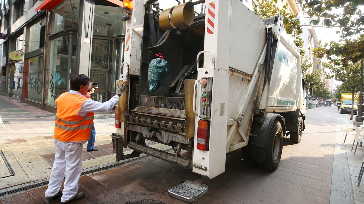 Operario recogiendo los residuos en la ciudad. | ICAL