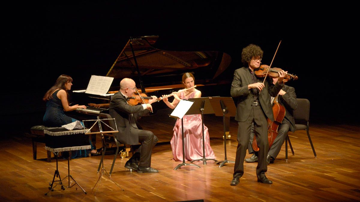 Quiquemago con Los Músicos de Bremen en en un concierto en León. | MAURICIO PEÑA
