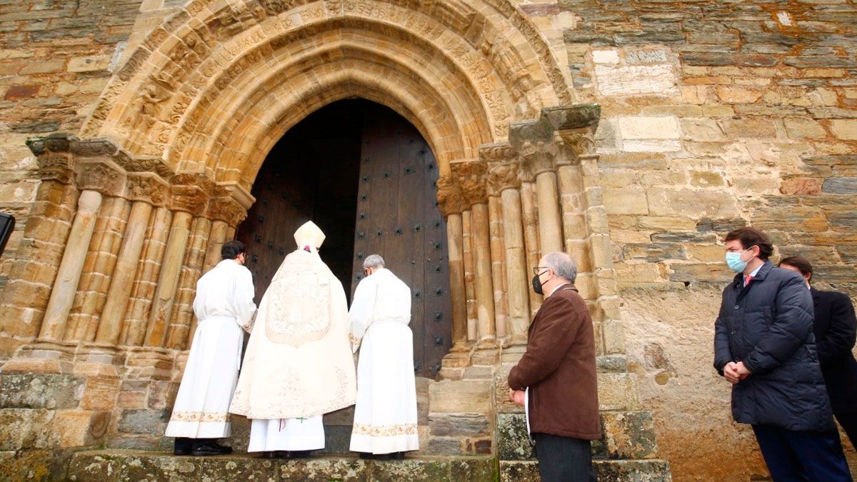 Mañueco asistió a la apertura de la Puerta del Perdón como símbolo de inicio del Jacobeo. | ICAL