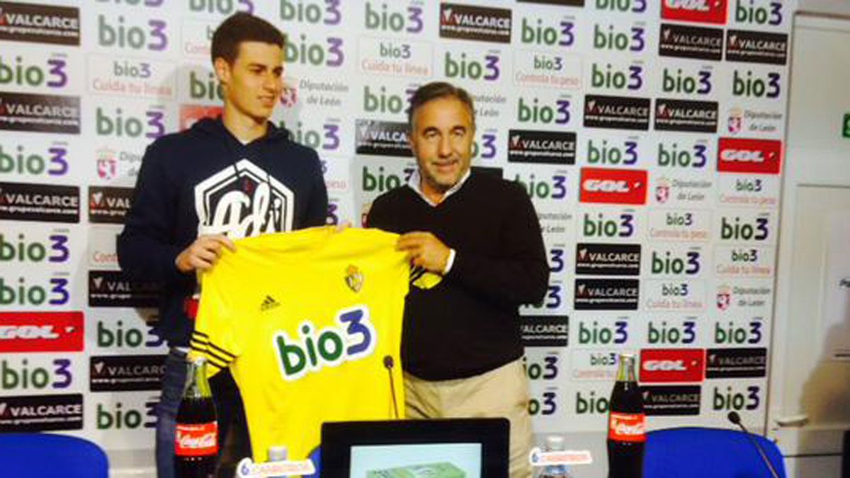 Arrizabalaga junto al presidente de la Ponferradina en su presentación | S.D.P.