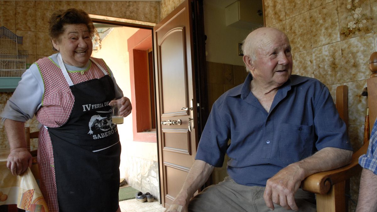 Maxi con su mujer, Isabel, en su casa del poblado de Casetas. | MAURICIO PEÑA