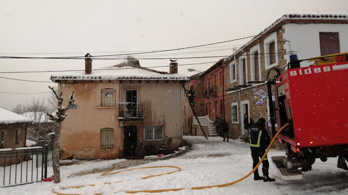 Los bomberos intervinieron en el lugar para sofocar las llamas, que ya habían sido controladas por los vecinos. | CARLOS GARCÍA