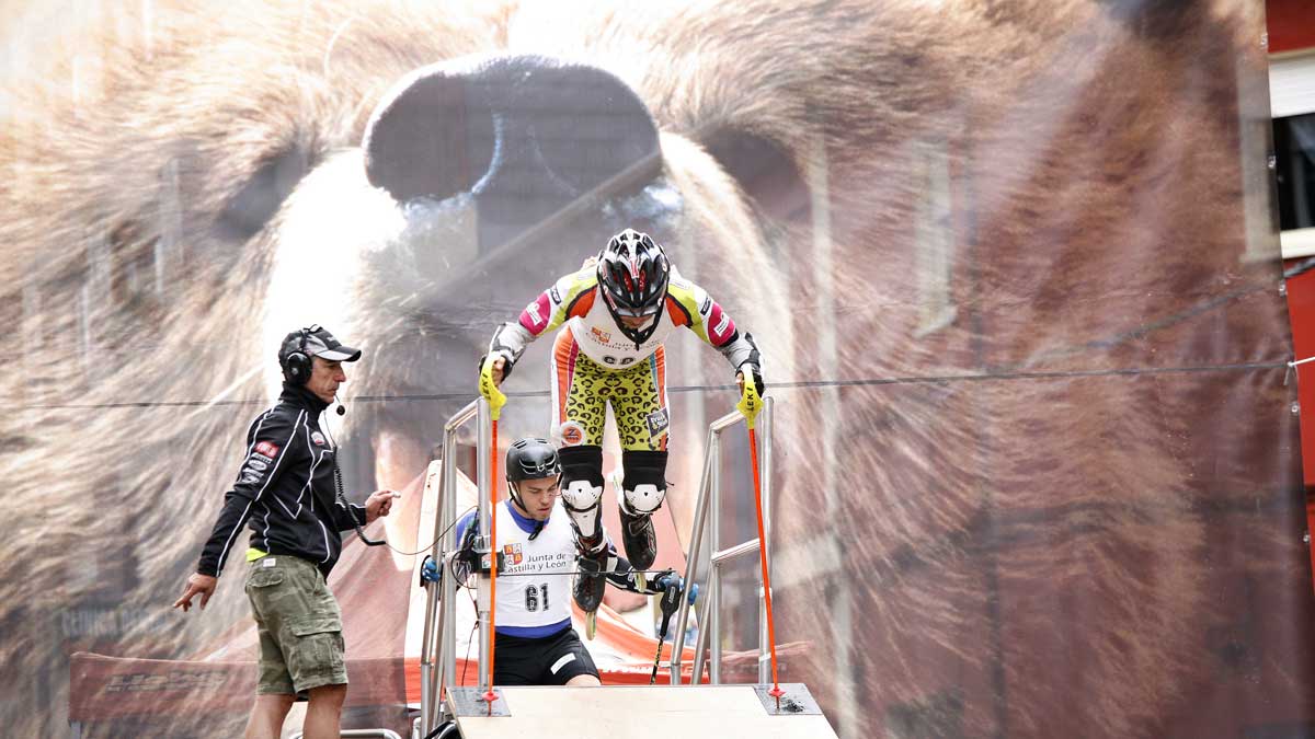 Un gran oso presidió la salida de la última jornada. | ALBER FOTO