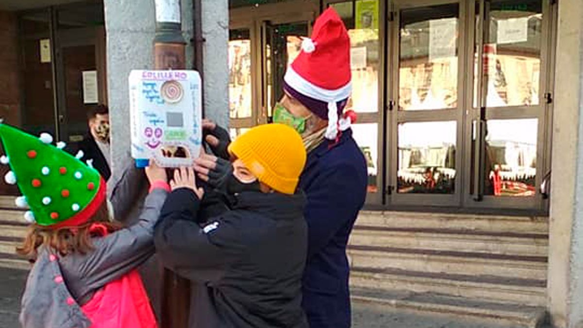 Miembros del Clowncolillas colocando uno de los «colilleros» que han realizado frente al Instituto Gil y Carrasco.