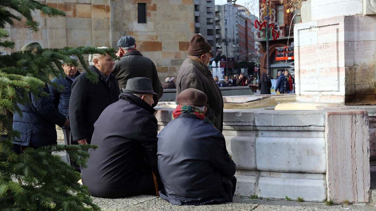 Varios jubilados leoneses junto a la fuente de San Marcelo. | CÉSAR