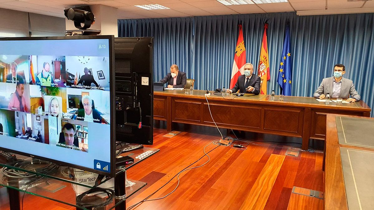 El delegado del Gobierno en Castilla y León, Javier Izquierdo, preside la reunión del Comité Ejecutivo Regional de Vialidad Invernal. | ICAL