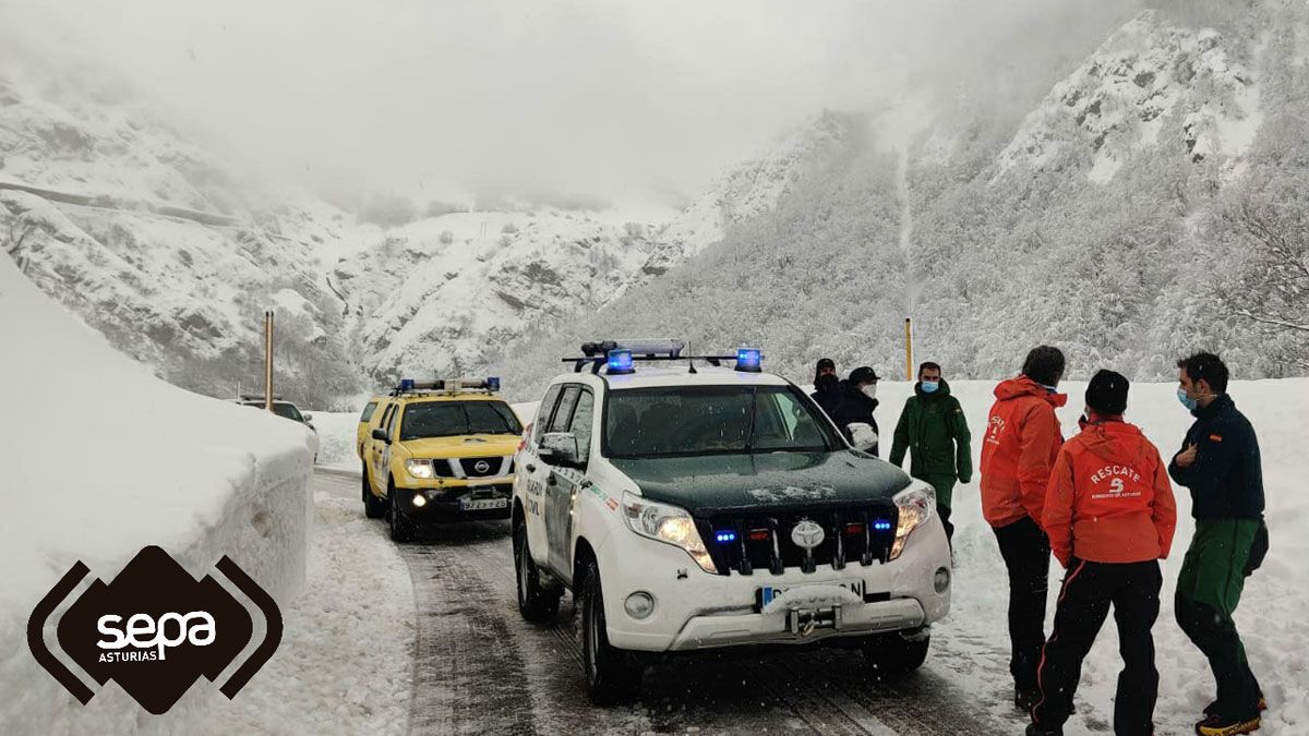 Equipos de los bomberos de Asturias y del Greim de la Guardia Civil este domingo en la zona del accidente. | SEPA Equipos de los bomberos de Asturias y del Greim de la Guardia Civil este domingo en la zona del accidente. | SEPA