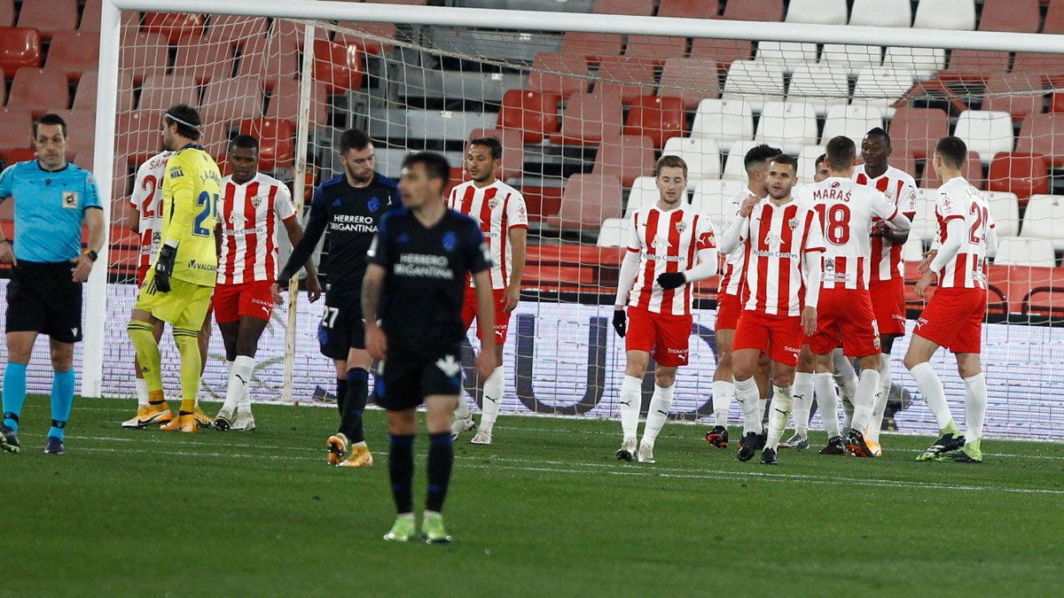 El Almería celebra uno de sus goles frente a la Deportiva. | DIARIO DE ALMERÍA