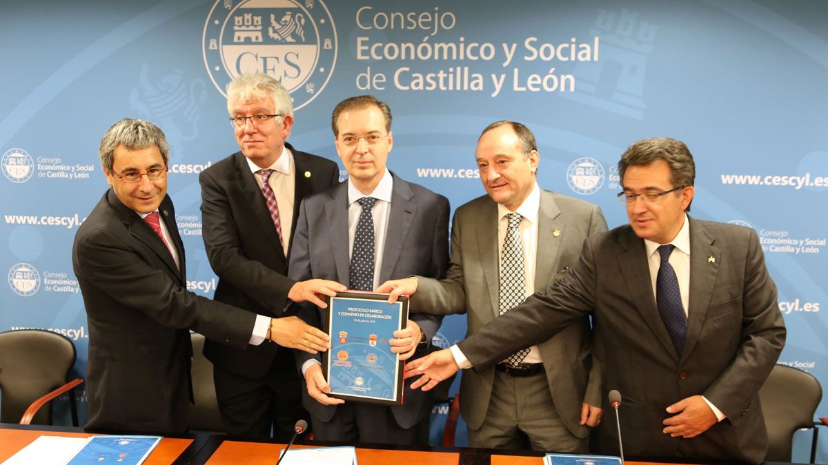El Presidente del Consejo Económico y Social, y los rectores de las cuatro universidades públicas de Castilla y León, el pasado 29 de julio en el acto de firma del protocolo de colaboración que ha hecho posible la convocatoria del premio. El Presidente del Consejo Económico y Social, y los rectores de las cuatro universidades públicas de Castilla y León, el pasado 29 de julio en el acto de firma del protocolo de colaboración que ha hecho posible la convocatoria del premio.