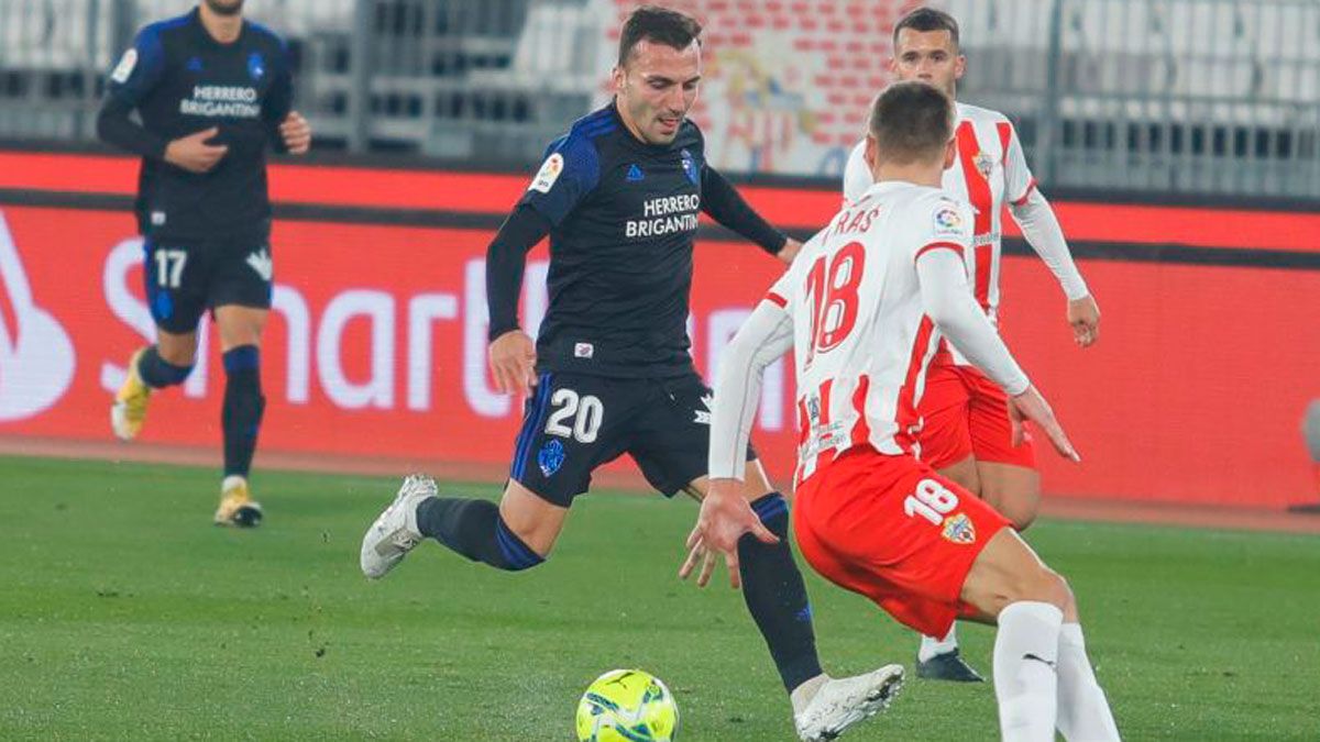 Valcarce intenta irse de un rival en el choque en Almería. | LALIGA Valcarce intenta irse de un rival en el choque en Almería. | LALIGA