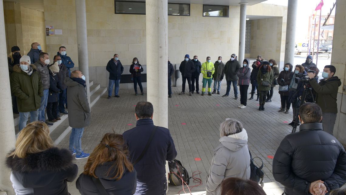 La asamblea de los trabajadores tuvo lugar en la puerta del Ayuntamiento. | MAURICIO PEÑA