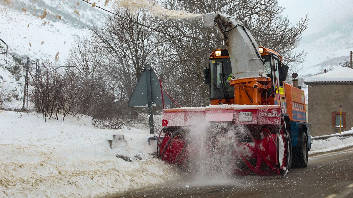 Una de las estampas de nieve de estos días en el norte de León. | ICAL