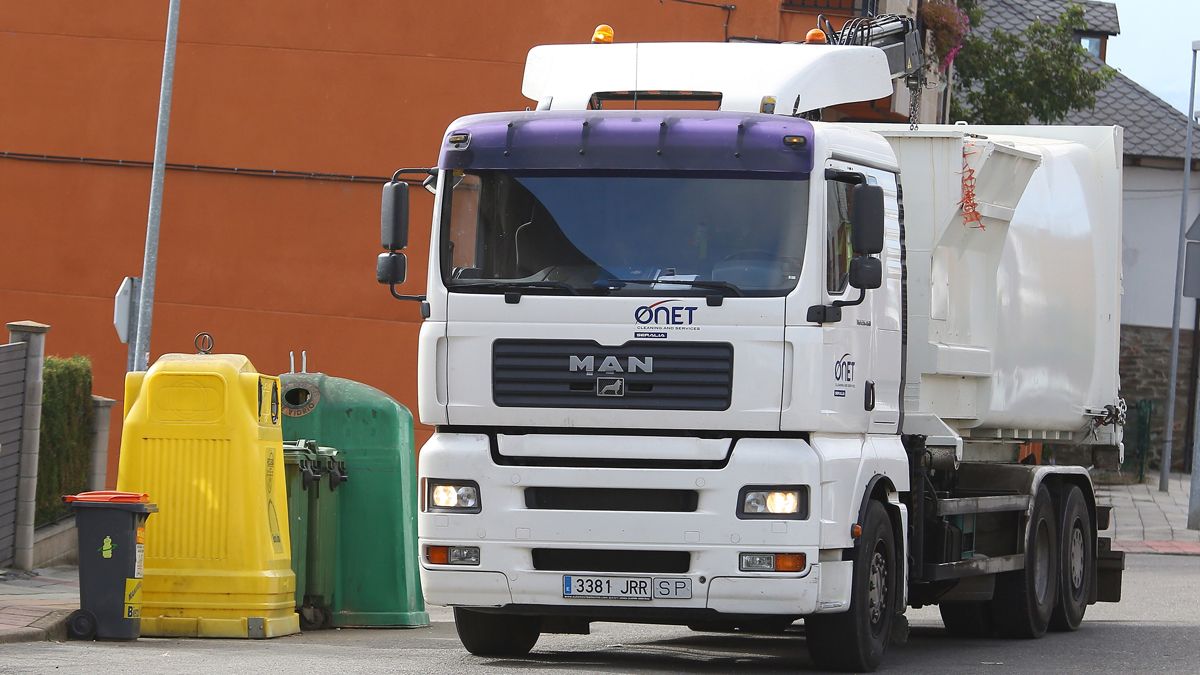 Un camión de la basura en Ponferrada, que tiene su servicio de recogida al límite estos días. | Ical