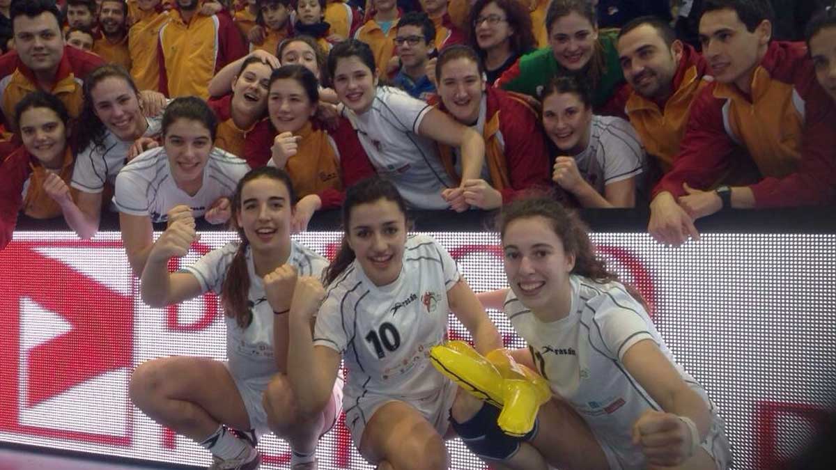 Las jugadoras de la selección celebran su título con la grada. | L.N.C.