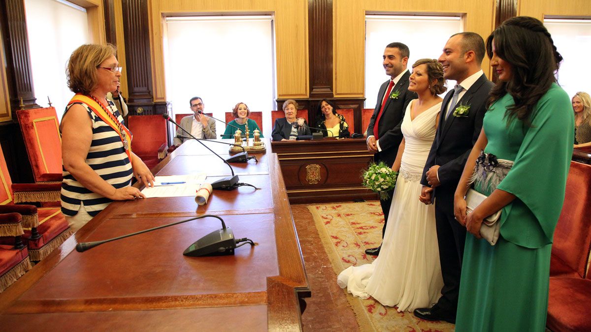 Una de las últimas bodas civiles celebradas en el Salón de Plenos del edificio consistorial de San Marcelo. Una de las últimas bodas civiles celebradas en el Salón de Plenos del edificio consistorial de San Marcelo.