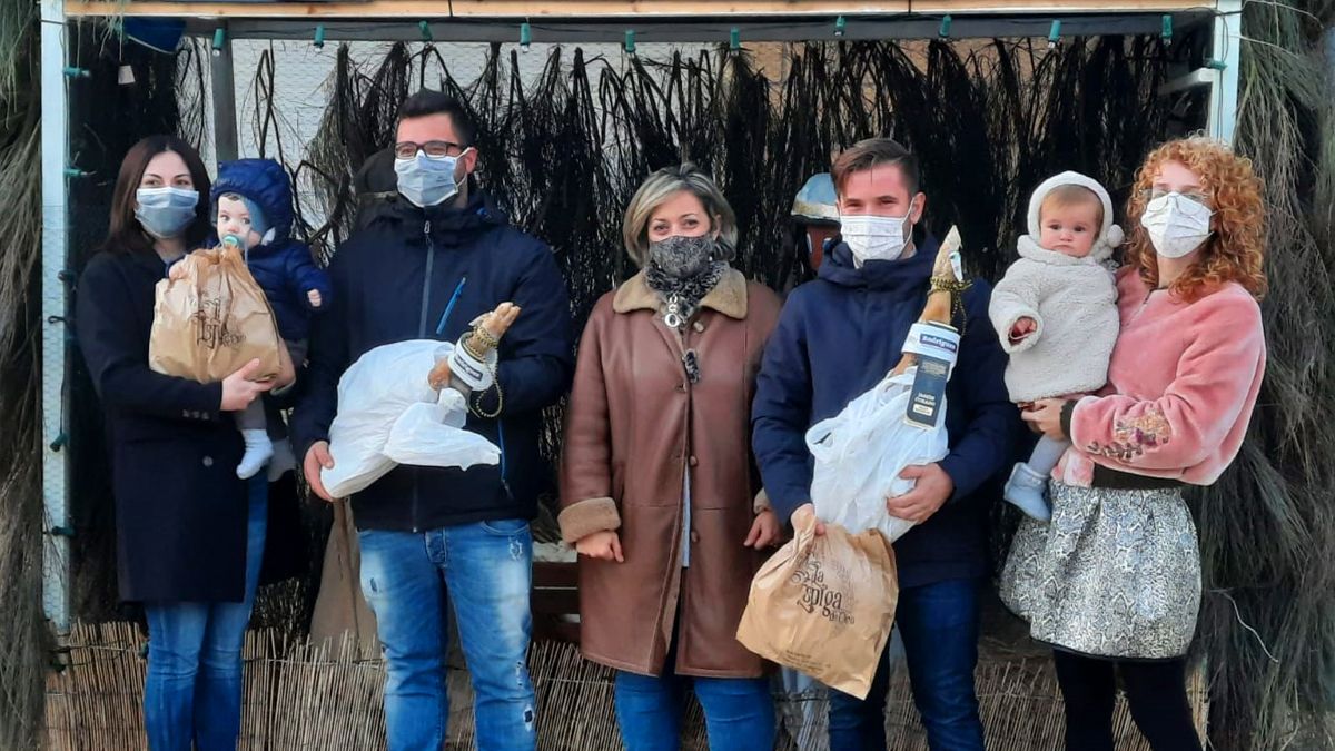 Las familias de Paola y Diego, junto a la presidenta de la Junta Vecinal en la entrega del regalo.