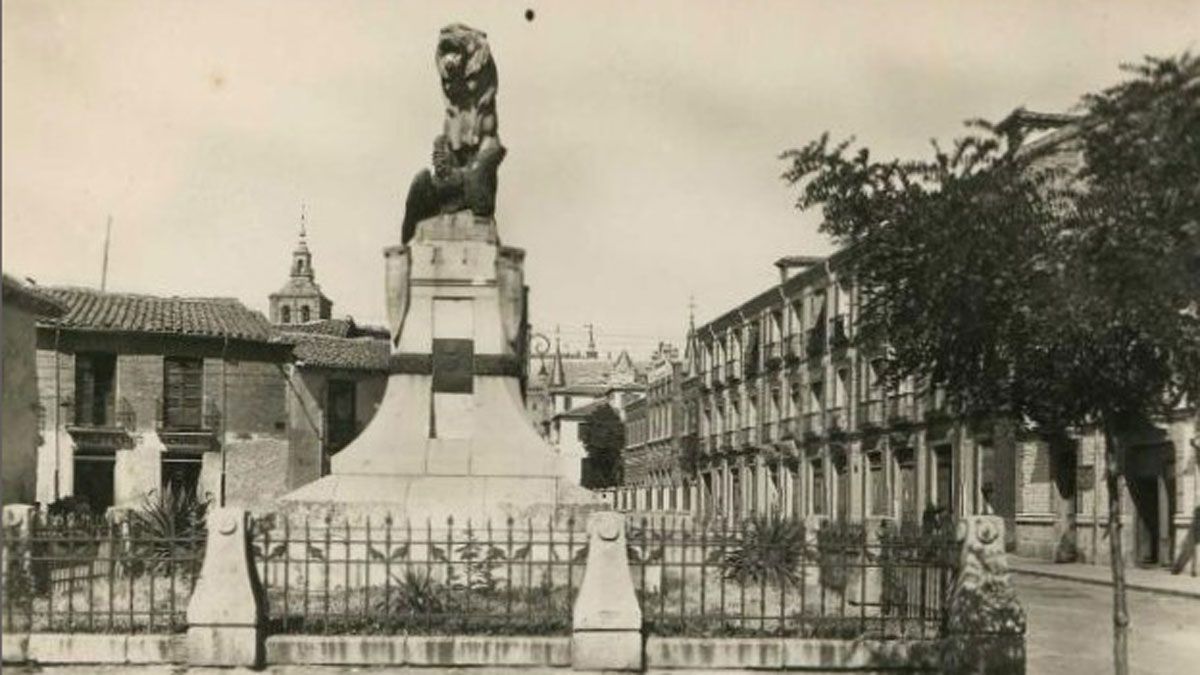 Monumento de Los Sitios (anterior emplazamiento en Plaza Obispo Alcolea).