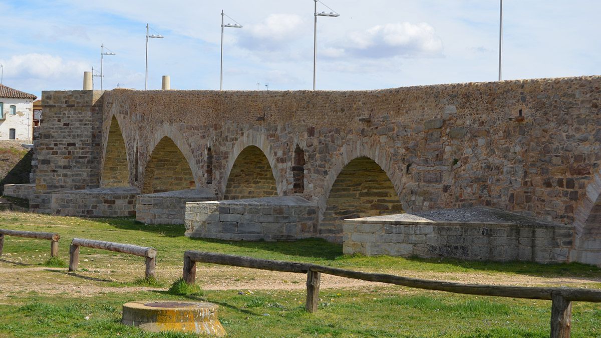 Una imagen del puente de Hospital de Órbigo. | P.F. Una imagen del puente de Hospital de Órbigo. | P.F.
