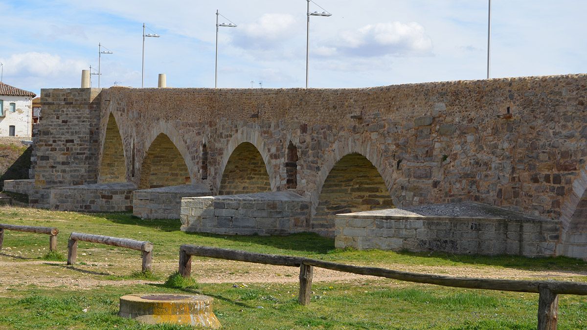 Una imagen del puente de Hospital de Órbigo. | P.F.