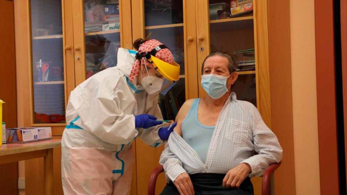 Un residente de un centro de mayores del Bierzo recibe la vacuna del covid-19. | ICAL