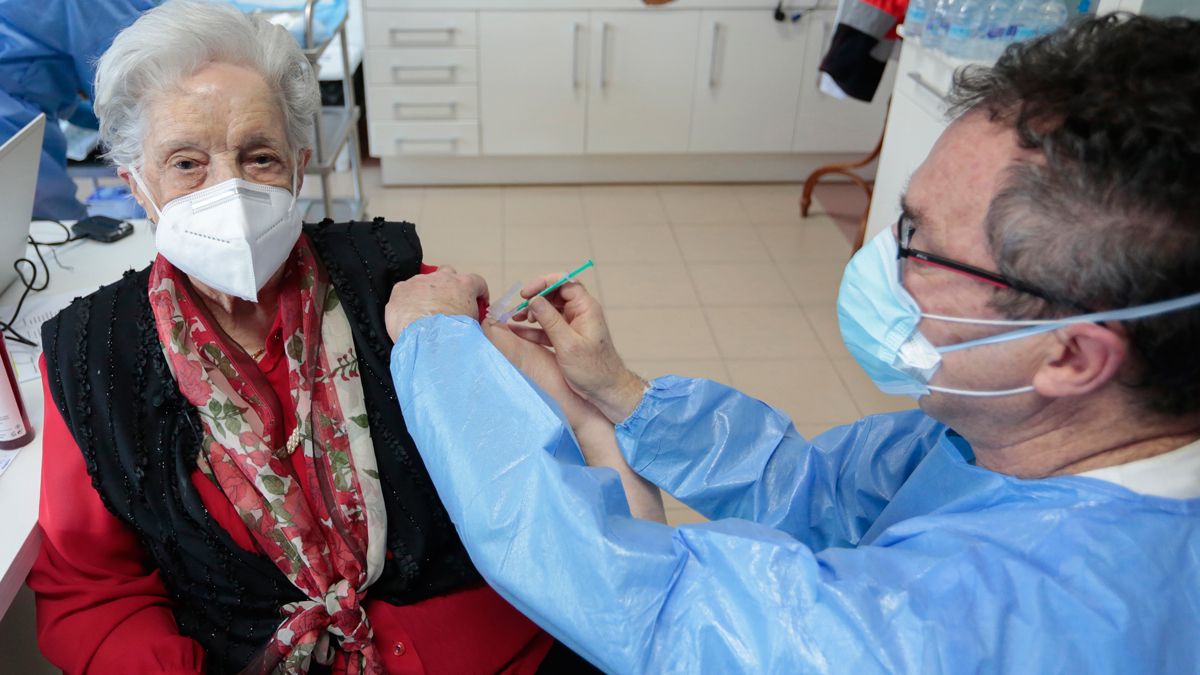 Primera persona en ser vacunada en la provincia de León. |  ICAL