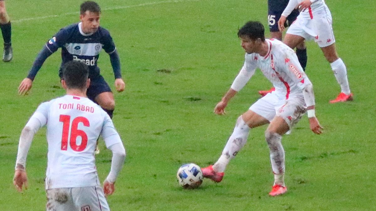 Héctor controla un balón durante el choque en Luanco. | CYD