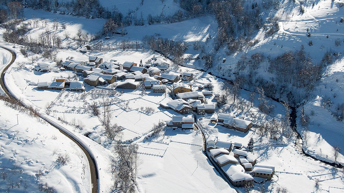 Uno de los pueblos del Valle, Prada de Valdeón, muestra su belleza blanca a vista de pájaro. | ISIDORO RODRÍGUEZ CUBILLAS