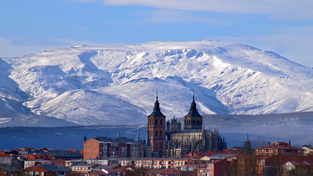 La nieve cubre la cumbre del Teleno. | ICAL