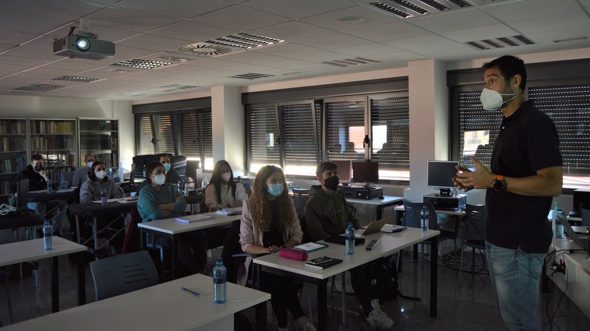 Un momento del curso que se está ofreciendo en San Juan de Dios. | L.N.C.